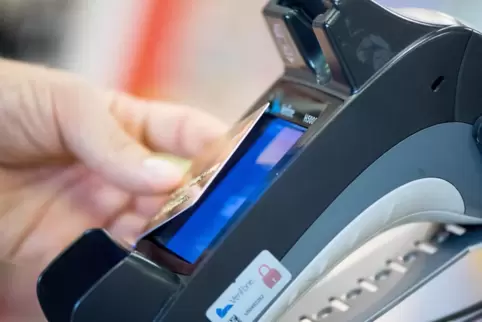 Kartenzahlung: Kurz vor Weihnachten wollte Steven Karl an einer Tankstelle die Rechnung begleichen, doch das Konto war gesperrt.