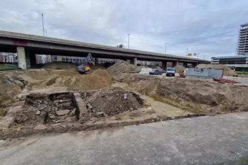 Die Mauerreste auf dem Parkplatzareal.