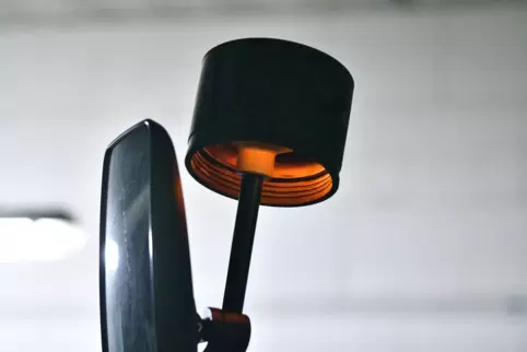 Kein Blinklicht mehr: der Stein des Anstoßes samt Verhüllung.