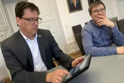 Oberbürgermeister Marold Wosnitza nutzt die Zweibrücken-App. Daneben sitzt der städtische Digitalisierungsbeauftragte Jeremias K Oberbürgermeister Marold Wosnitza nutzt die Zweibrücken-App. Daneben sitzt der städtische Digitalisierungsbeauftragte Jeremias K