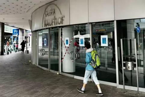 Schon kurze Zeit, nachdem Kaufhof den Betrieb eingestellt hatte, ist das Gebäude immer mehr verkommen. 