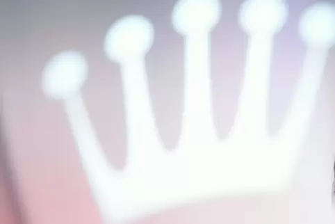 Wollen sich die Freunde aus Bayern mit falschen Kronen schmücken? Der Kabarettabend könnte lustig werden. 