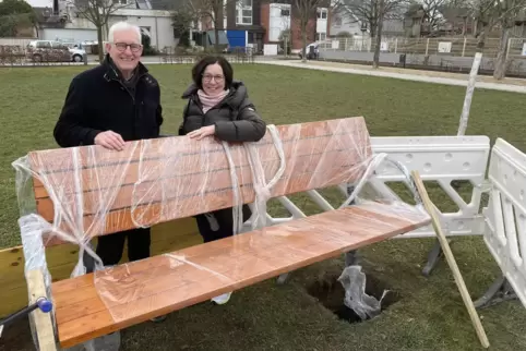 Kurz vor dem Auspacken und Einbetonieren der „Baumelbank“: Jörg Boese und Vera Kray am Platz der Stadt Ravenna. Kurz vor dem Auspacken und Einbetonieren der „Baumelbank“: Jörg Boese und Vera Kray am Platz der Stadt Ravenna.