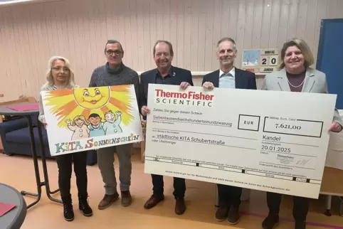 Unser Bild zeigt (v.l.) Kita-Leiterin Monika Herbstritt, Beigeordneter Hans Hruschka, Bürgermeister Michael Gaudier, CEO Detlef 