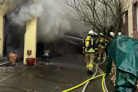 Die Feuerwehr habe ein Übergreifen der Flammen auf benachbarte Wohngebäude verhindern können, teilt die Polizei mit.
