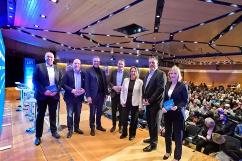 Mehr als 500 Menschen informieren sich vor Ort.