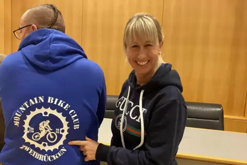 Der frisch gewählte Vorsitzende Ulf Bürger, hier mit Stellvertreterin Anne Oberle, hatte schon mal einen Hoodie bedruckt, allerd