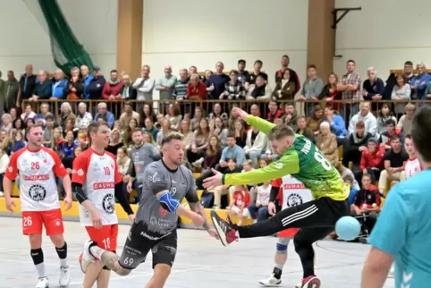Es bahnt sich das Duell der alten Rivalen an: Johannes Fischer (grau) vom TSV Speyer trifft gegen TG Waldsee.