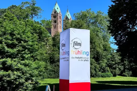Werbung im Domgarten: Filmfrühling-Premiere 2023. Werbung im Domgarten: Filmfrühling-Premiere 2023.