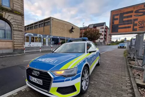 Die Polizei zeigte am 11. Oktober vor allen drei Schulen starke Präsenz, wie hier am Carl-Bosch-Gymnasium. 