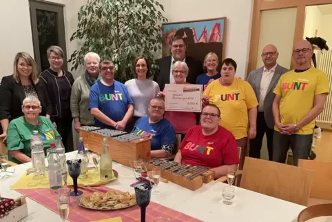 Unser Bild entstand bei der Übergabe der Geldspende vom Kukuk an die Musikgruppe BUNT der Lebenshilfe im Wohnheim Wörth. 