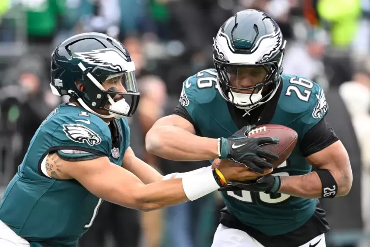 Erfolgskonzept der Eagles: Jalen Hurts gibt Saquon Barkley den Ball. 