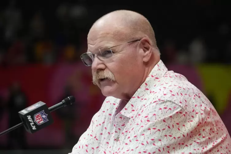 Stilsicher im Flamingo-Hemd: Chiefs-Trainer Andy Reid. 