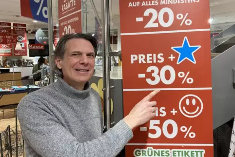 Der Inhaber: Jens Christmann erklärt das Rabattsystem. Der Inhaber: Jens Christmann erklärt das Rabattsystem.