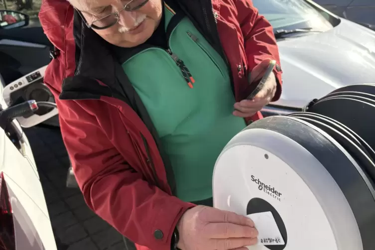 Nach der Fahrt muss das E-Auto immer wieder an die Lades&auml;ule angeschlossen werden. 