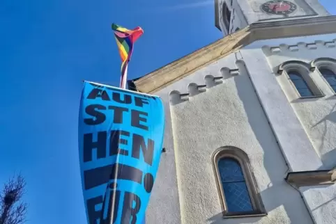 Die Pfarrei ersetzte die Fahne durch ein Banner für Menschenrechte und Demokratie. 