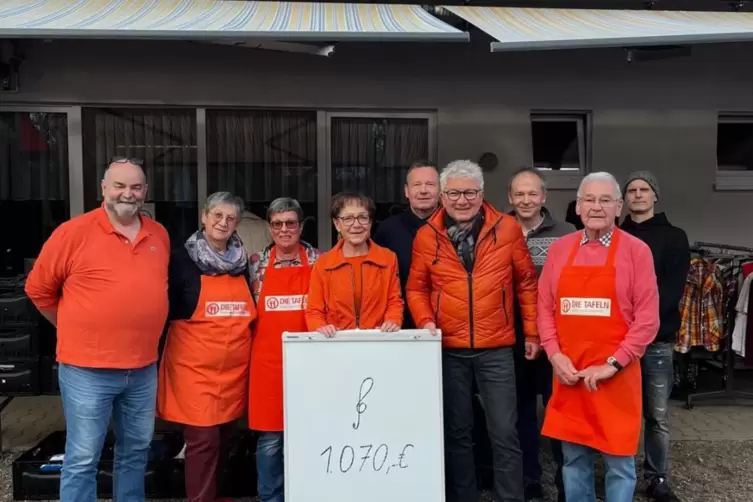 Musische Verein spenden Erlös vom Adventskonzert an die Tafel in Wörth.