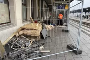 Start der Arbeiten: Abriss alter Bauteile. Start der Arbeiten: Abriss alter Bauteile.