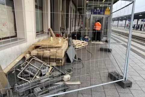 Start der Arbeiten: Abriss alter Bauteile. Start der Arbeiten: Abriss alter Bauteile.