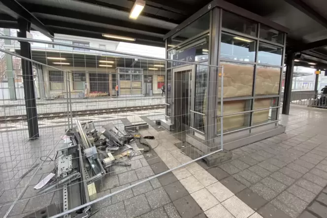 Beginn mit Absperrung und Ausbau alter Aufzugsteile: Gleis 2 ist nur per Treppe erreichbar. Beginn mit Absperrung und Ausbau alter Aufzugsteile: Gleis 2 ist nur per Treppe erreichbar.