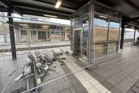 Beginn mit Absperrung und Ausbau alter Aufzugsteile: Gleis 2 ist nur per Treppe erreichbar. Beginn mit Absperrung und Ausbau alter Aufzugsteile: Gleis 2 ist nur per Treppe erreichbar.
