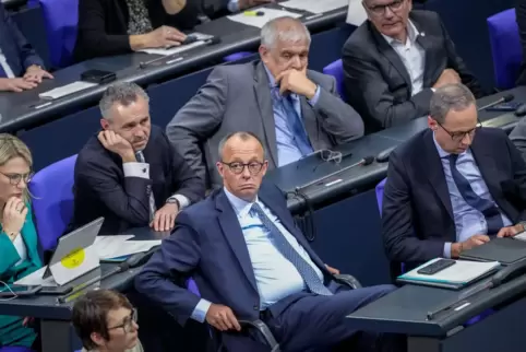 Eher betretene Mienen bei CDU/CSU-Fraktionschef Friedrich Merz und seiner Fraktion nachdem er am 29. Januar nur dank AfD-Stimmen