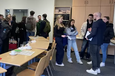 Selbst als die Doppelstunde schon vorbei war, diskutierten viele Schüler noch länger mit einzelnen Kandidaten – hier mit (von re