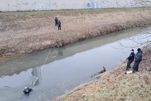 Die Polizeitaucher bei ihrer Arbeit im Hornbach.
