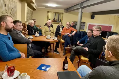 Frank Burgdörfer (2.v.r.) diskutiert mit Bürgern im Café Mandala.