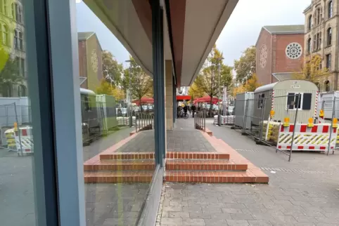 Das Opfer wurde schwer verletzt vor der Stadtbibliothek gefunden. 