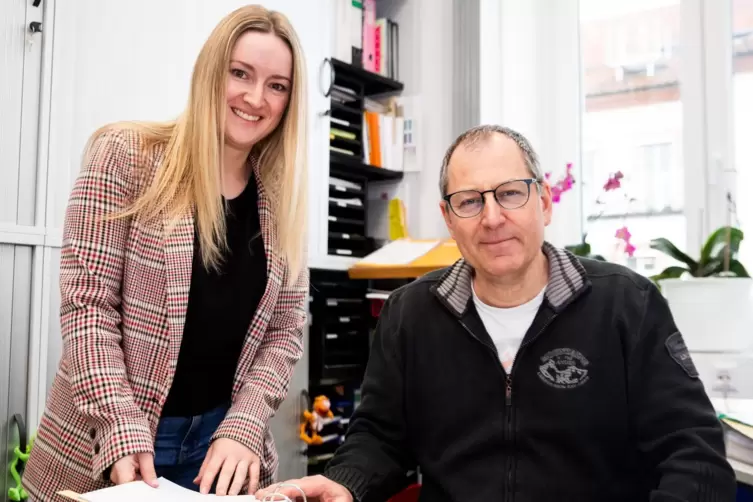 Helfen, wo sie k&ouml;nnen, werden aber von Anfragen &uuml;berrollt: Maike Grunwald und Markus Steinbach von der Schuldnerberatung.
