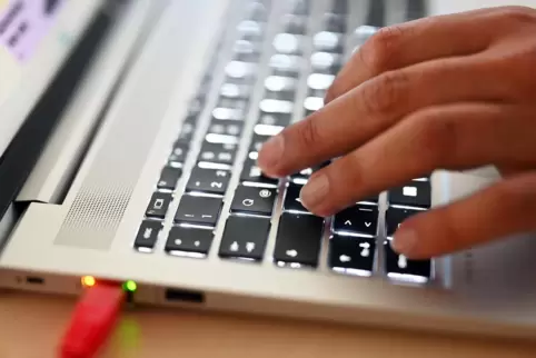 Erpressung mit intimen und sexuellen Inhalten findet oft übers Internet statt.