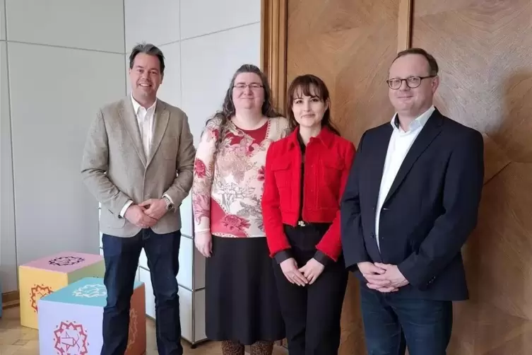  Oberbürgermeister Nicolas Meyer (links), neben ihm Klimaschutzmanagerin Stefanie Klinner, Wirtschaftsförderin Jessica Köchling 