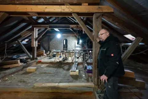 Der Dachstuhl wird mit zusätzlichen Holzbalken gesichert: Architekt Marc Sattel erklärt die umfangreichen Arbeiten.