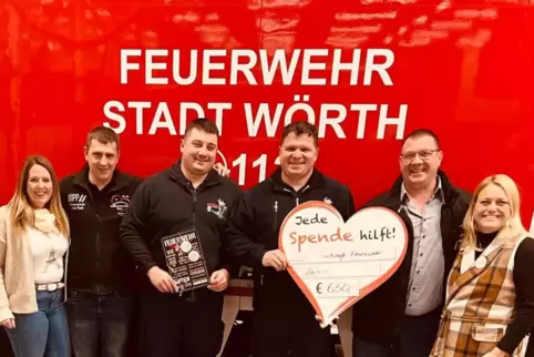 Spendenübergabe an die Feuerwehren.
