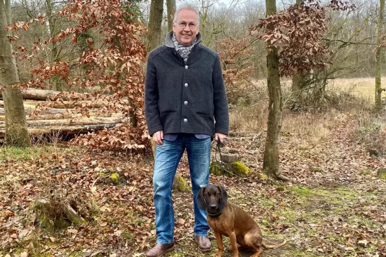 Im Wald daheim: Rainer Guth und Klara. 
