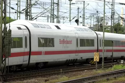 Der Speisewagen des ICE1 ist an dem charakteristischen Dach erkennbar. 