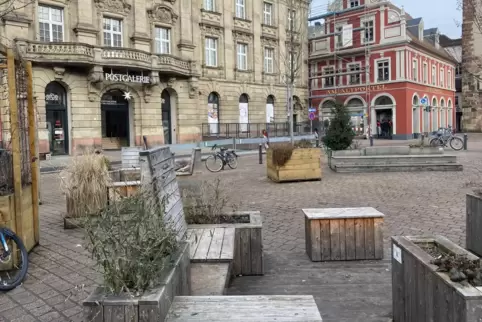 Postplatz: Blick von der Mittelinsel auf den Eingangsbereich der Galerie mit (rechts hinten) Podest. Postplatz: Blick von der Mittelinsel auf den Eingangsbereich der Galerie mit (rechts hinten) Podest.