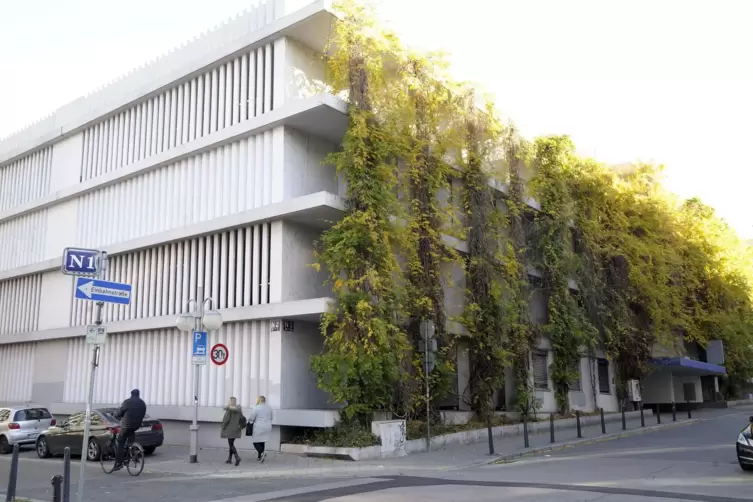 Pl&ouml;tzlich gr&uuml;ne Lunge: Das Parkhaus N2 im Sommer. 