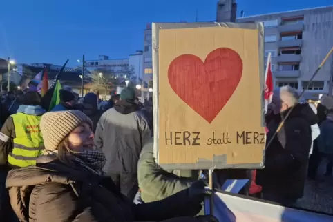 „Herz statt Merz“: Plakat einer Demo-Teilnehmerin. 
