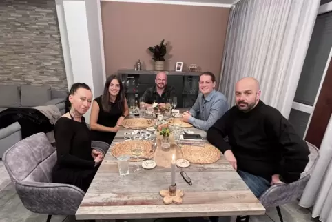 Ein Fotos aus der Kochwoche: Michaela, Sabrina, Patrick, Max und Nermin (von links nach rechts). 