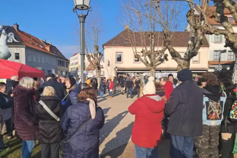 Samstagvormittag am Königsplatz: Mahnwache der „Omas gegen Rechts“