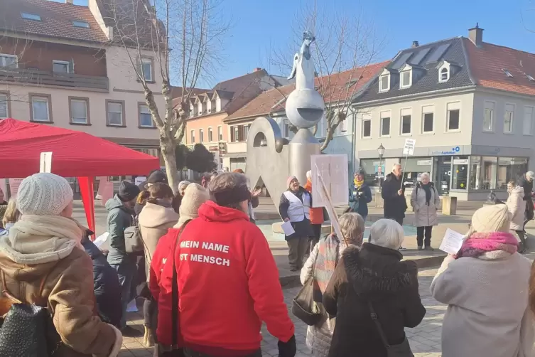 Mahnwache der &bdquo;Omas gegen Rechts&ldquo;.
