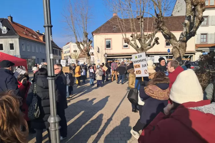 Mahnwache der &bdquo;Omas gegen Rechts&ldquo;.