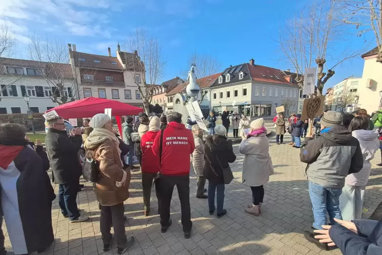 Mahnwache der &bdquo;Omas gegen Rechts&ldquo;.