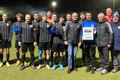 Mirco Trump (Vierter von rechts), eingerahmt von Klaus Schneider (Vorsitzender Fußballkreis Kaiserslautern-Donnersberg) und Andr