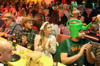 Das Motto des Abends ist auf den ersten Blick zu erkennen: Bauernhof. Viele Besucher setzten es mit ihren Kostümen kreativ um. 