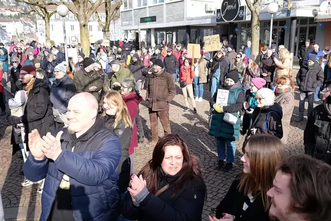 Mehr als 200 Menschen versammelten sich am Samstag auf dem Hallplatz in Zweibrücken, um für Demokratie zu demonstrieren. Mehr als 200 Menschen versammelten sich am Samstag auf dem Hallplatz in Zweibrücken, um für Demokratie zu demonstrieren.