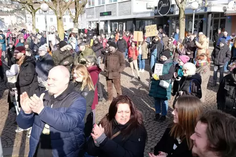 Mehr als 200 Menschen versammelten sich am Samstag auf dem Hallplatz in Zweibrücken, um für Demokratie zu demonstrieren. 