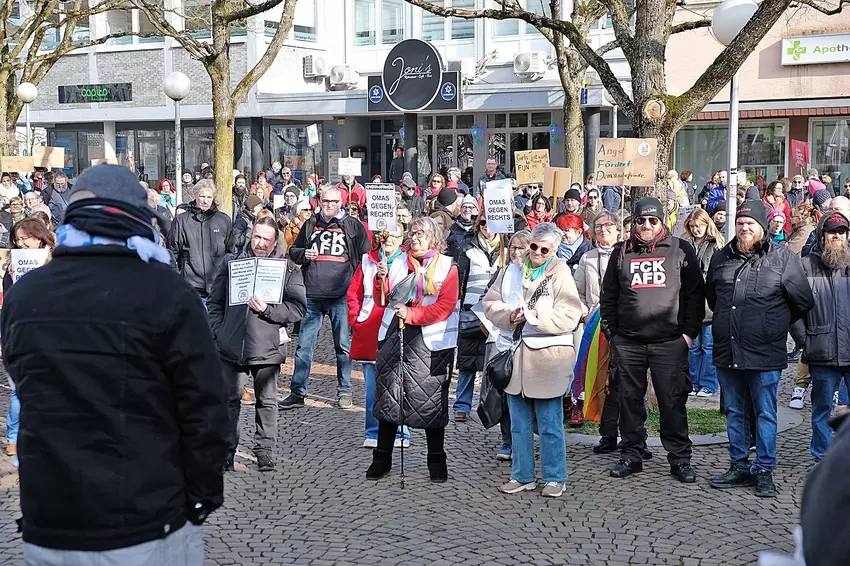 Organisator Aaron Schmidt erzählt den Teilnehmern, dass er CDU und FDP diesmal explizit nicht eingeladen hat.